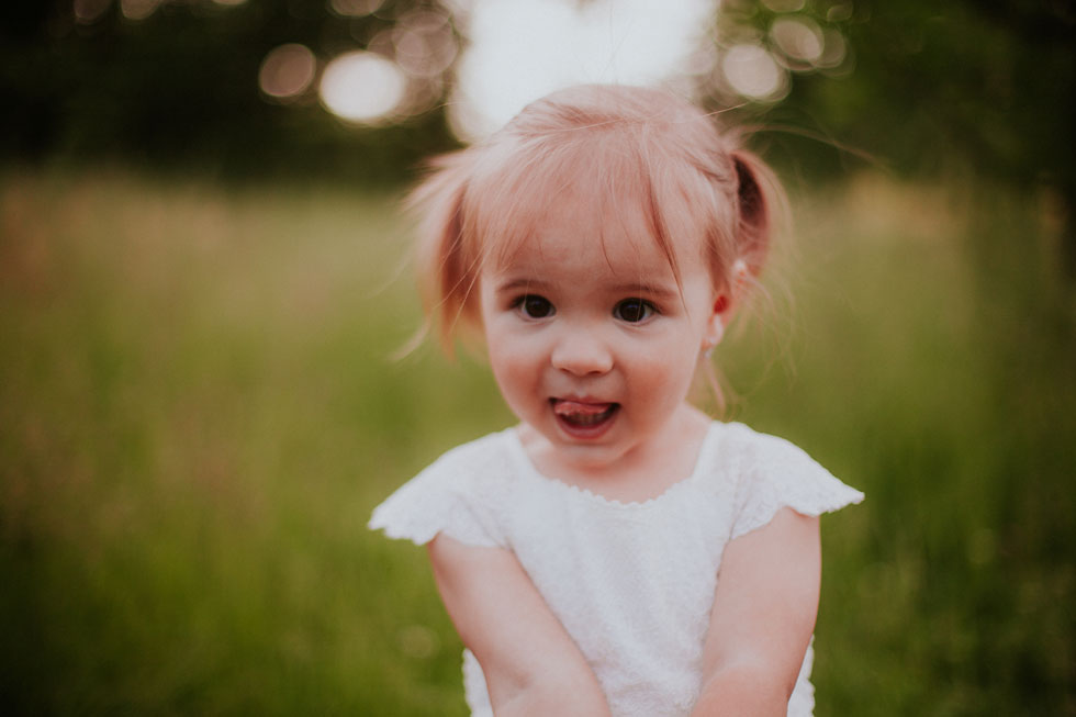 Roztomilá fotka malé holčička v parku