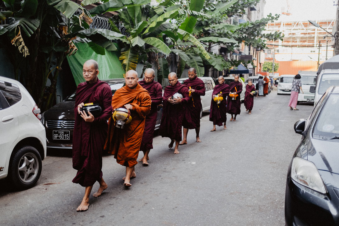 Fotka mnichů na ulici v Barmě Fujifilm X-T3 + Fujifilm XF 18-55/2.8-4